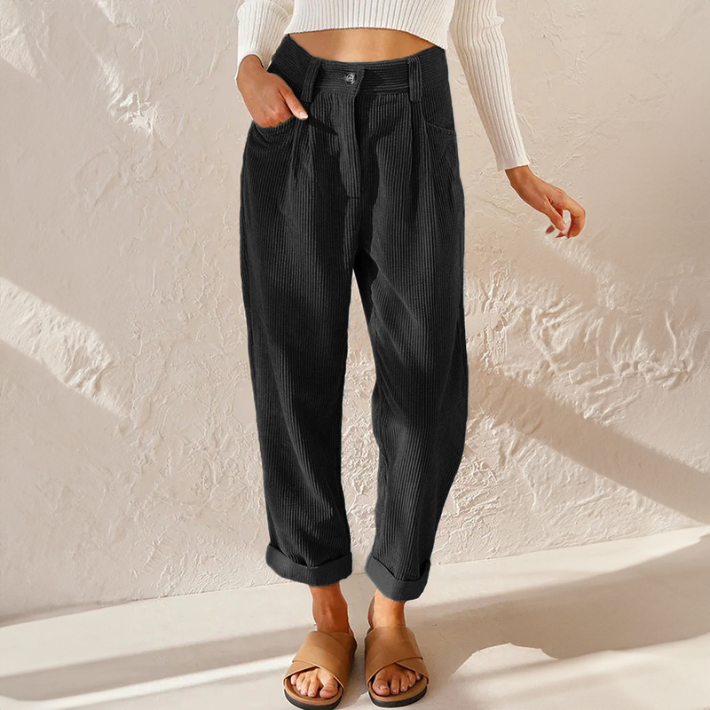 Rückansicht der locker geschnittenen Damen-Cordhose