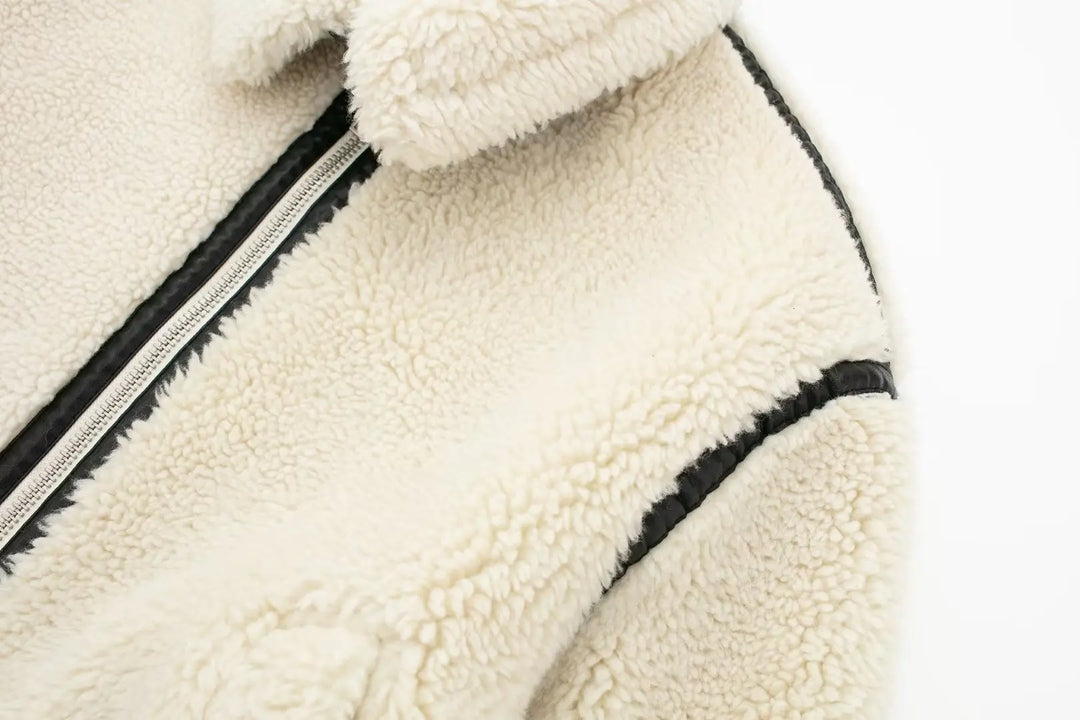 Damen-Teddyjacke in seitlicher Ansicht mit kuscheliger Struktur