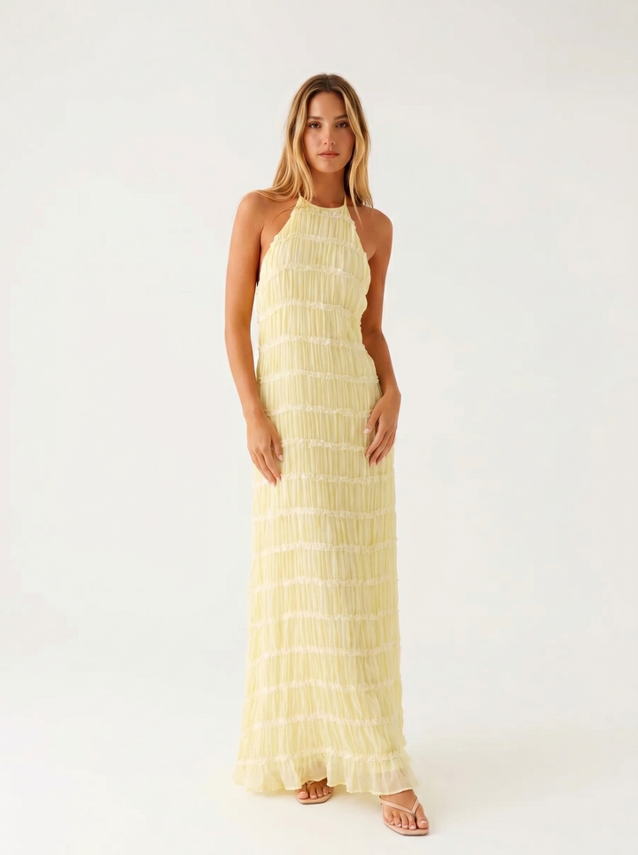 Elegantes langes Damenkleid mit Neckholder im Studio