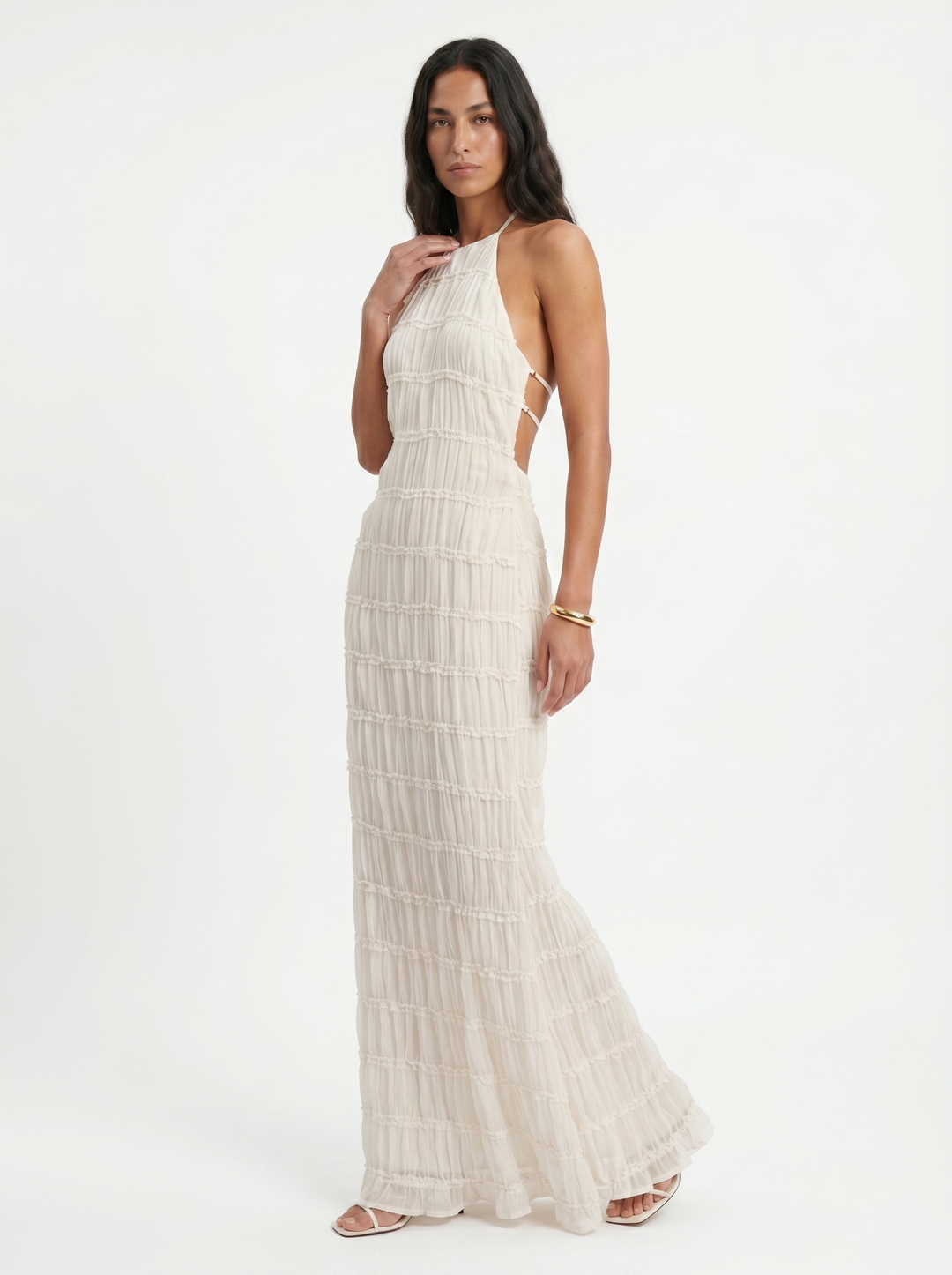 Langes Damenkleid mit Neckholder und fließendem Rock von vorn