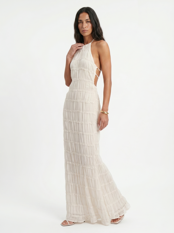 Langes Damenkleid mit Neckholder und fließendem Rock von vorn