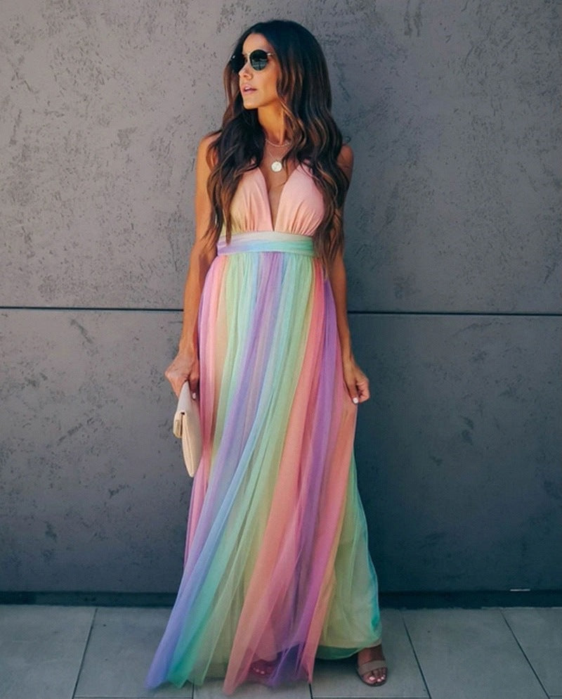 Mehrfarbiges Damenkleid mit Spaghettiträgern und Regenbogenmuster, Frontalansicht