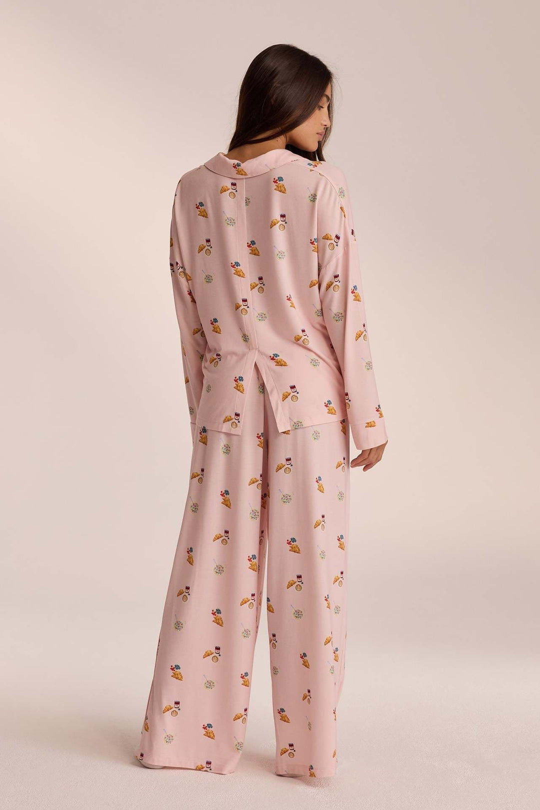 Damen Zweiteiler mit Mini-Print und fließender Hose in Seitenansicht