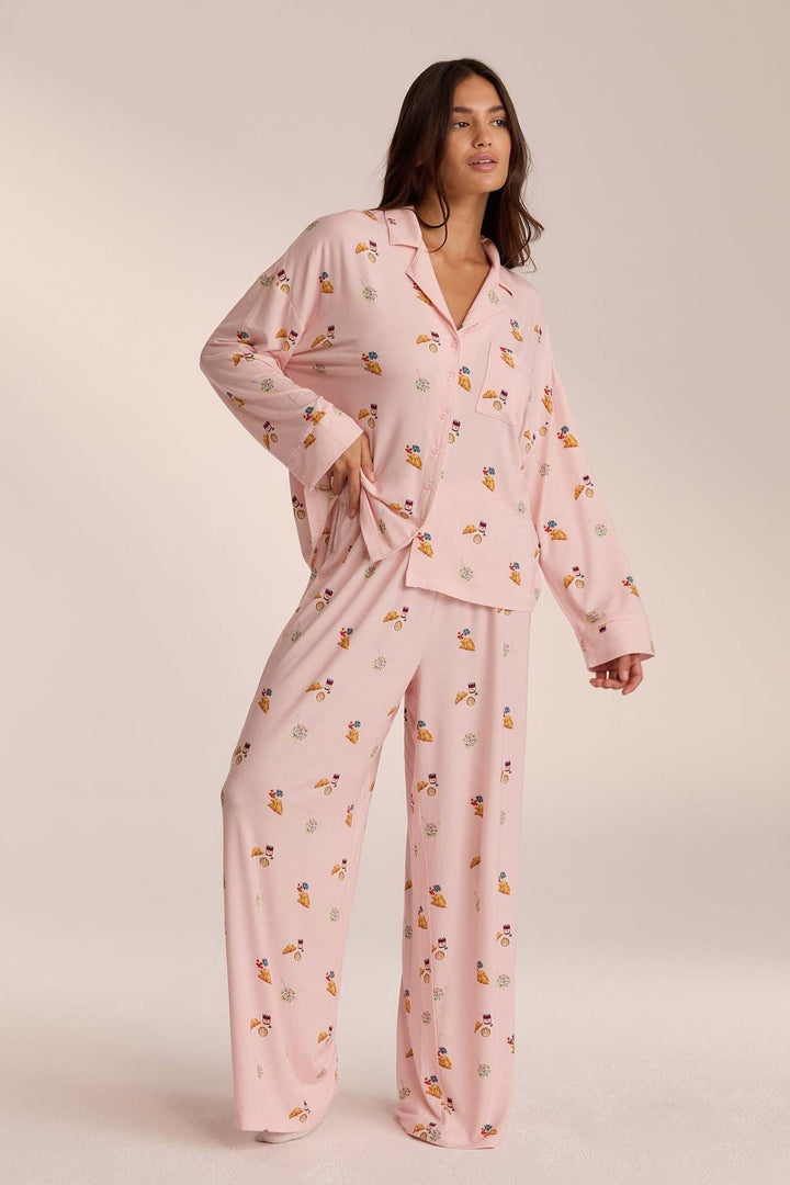 Stilvolles Damen-Outfitset mit weiter Hose und Mini-Print in Nahaufnahme