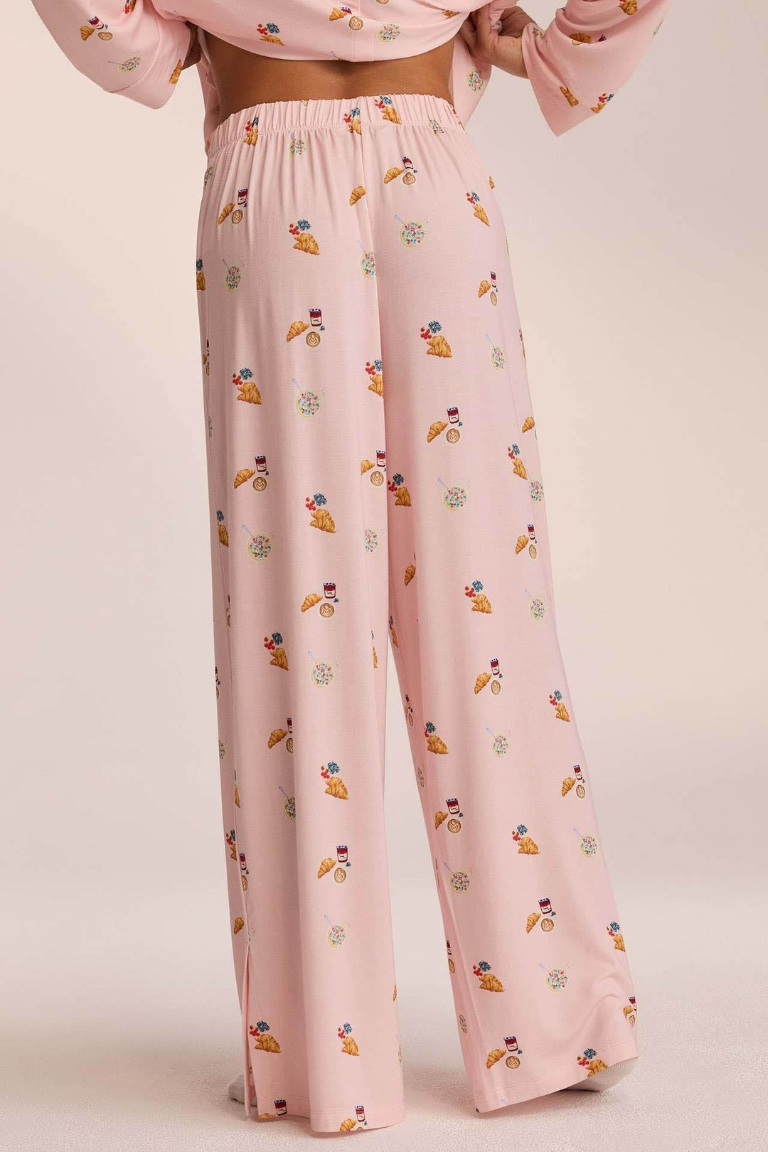 Elegantes Set für Damen mit weiter Hose und Mini-Print von hinten gezeigt