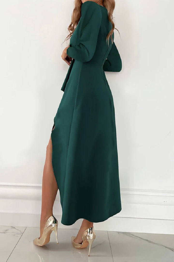 Asymmetrischer Saum des femininen Wickelkleids im Detail