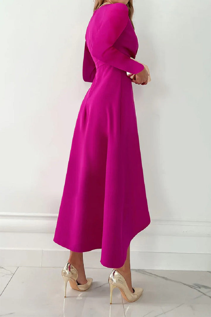 Fließende Silhouette des Damen-Wickelkleids in der Seitenansicht