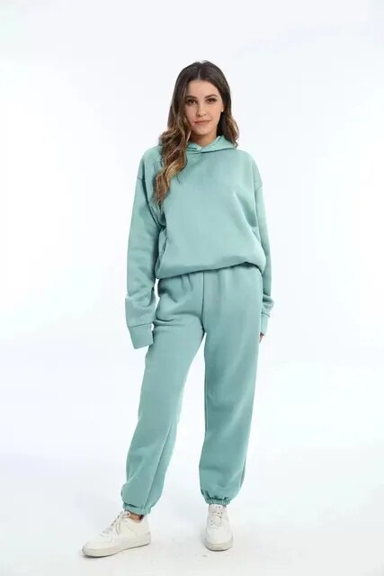Bequemes zweiteiliges Damenoutfit mit Hoodie und Jogginghose