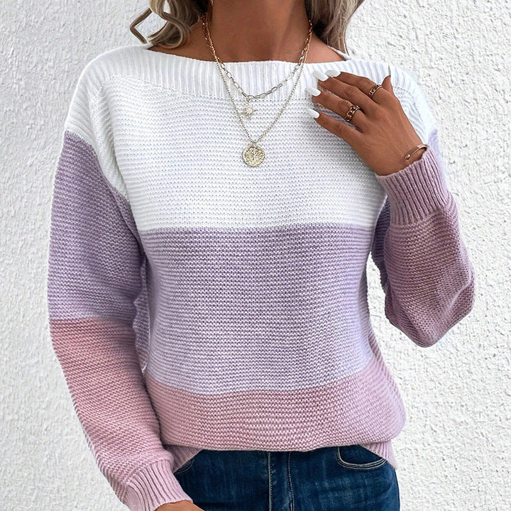 Detailaufnahme der Ärmel und Strickstruktur des Pullovers
