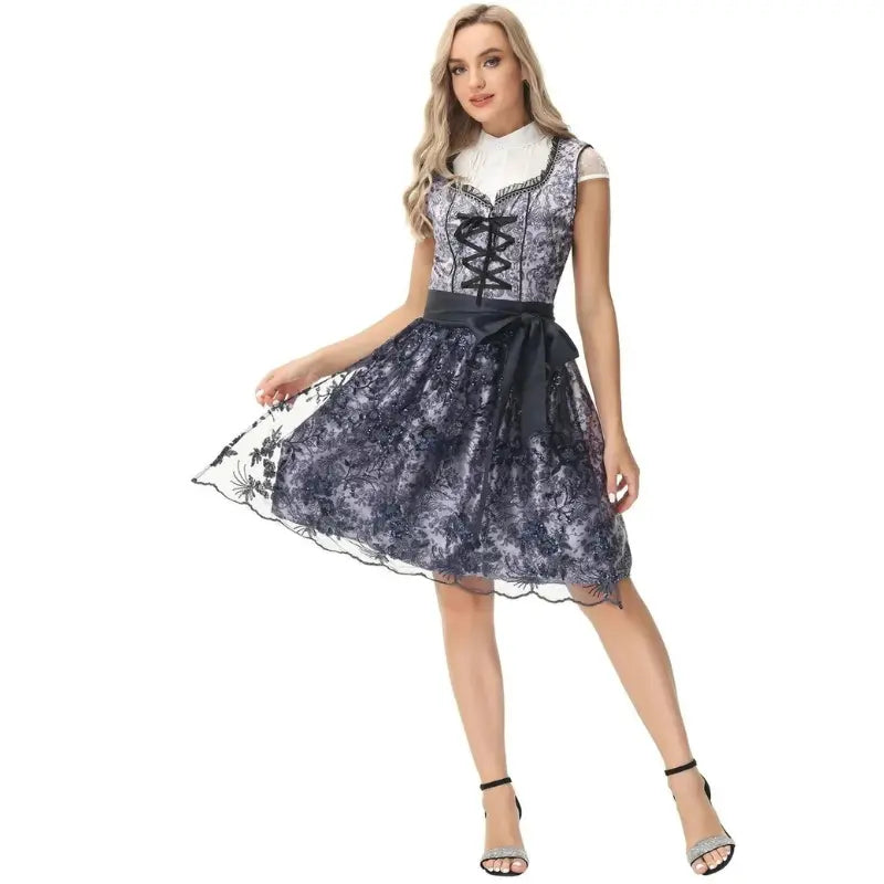 Damen-Dirndlkleid mit dekorativer Stickerei und tailliertem Miederoberteil