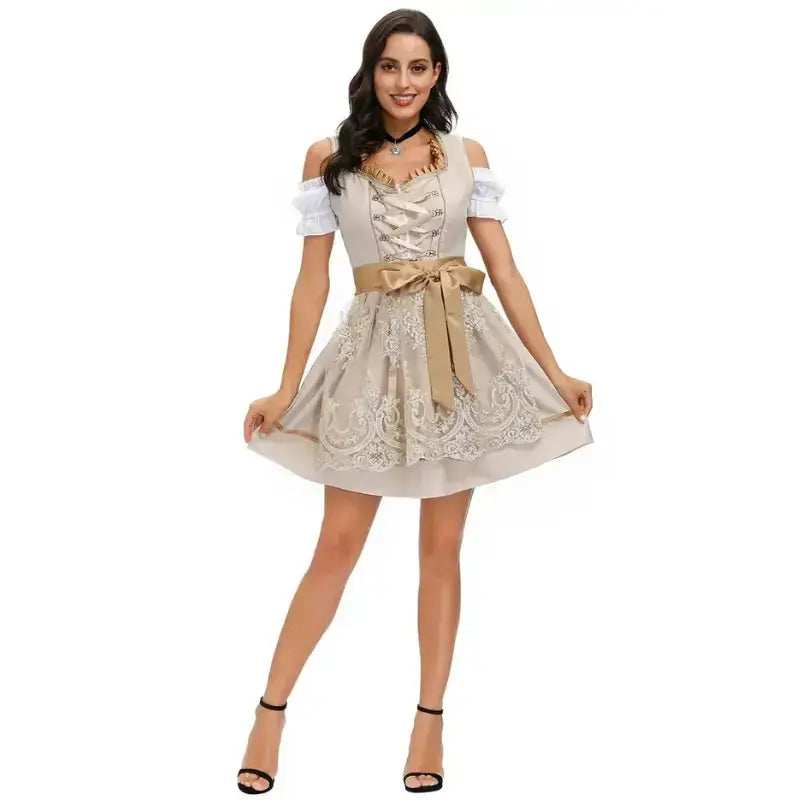 Detailansicht des Miederoberteils mit dekorativer Stickerei am Damen-Dirndlkleid