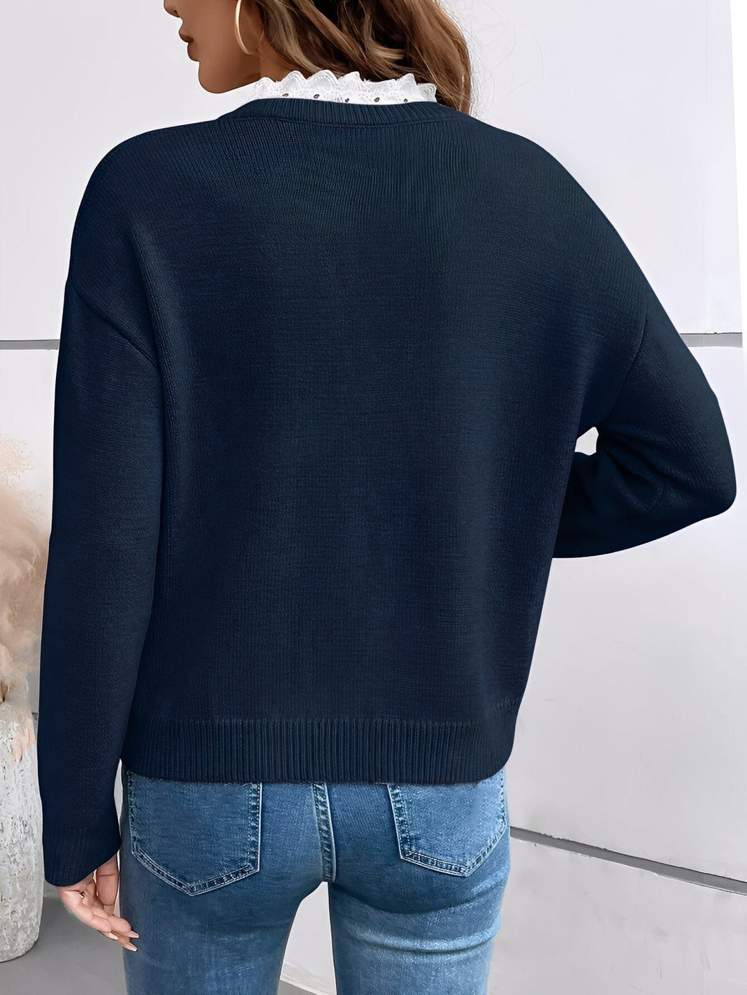 Eleganter Damenpullover mit femininem Spitzeneinsatz am V-Ausschnitt