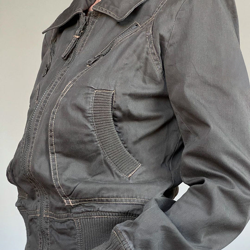 Detailansicht des Reißverschlusses an der Damen-Cropped-Jacke