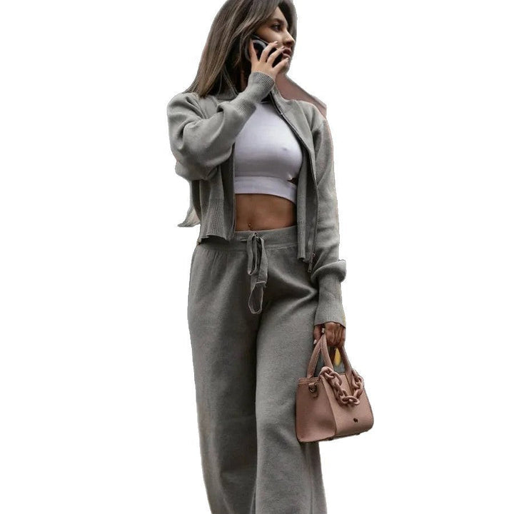 Weite Highwaist-Hose des Damen-Strickzweiteilers in der Vorderansicht
