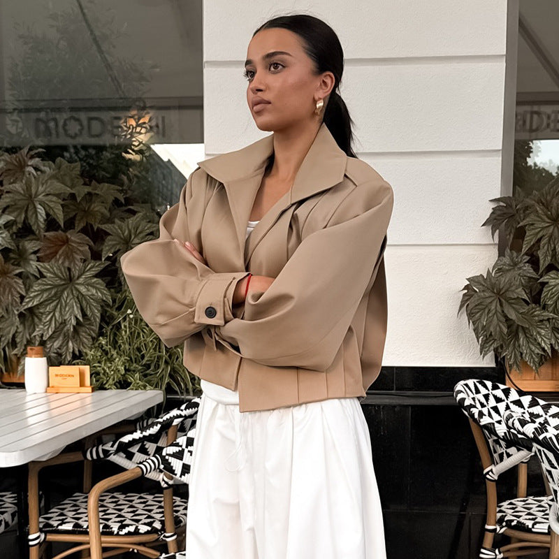 Damenjacke im Cropped-Schnitt an einem Model