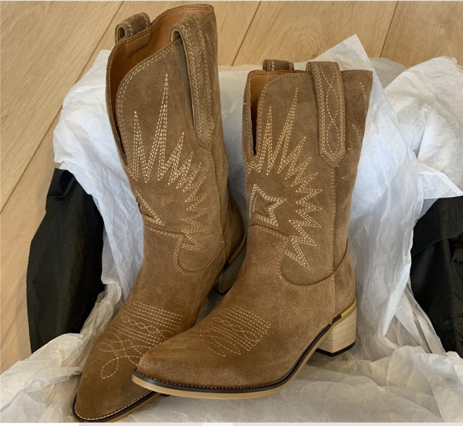 Paar elegante Wildleder-Westernstiefel für Damen mit Blockabsatz