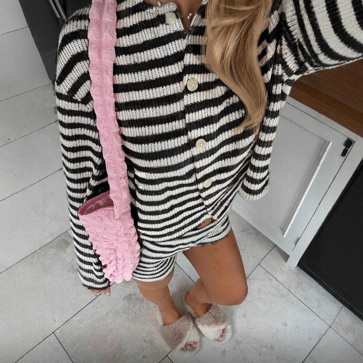 Zweiteiler für Damen mit geripptem Kurzcardigan und passenden Shorts