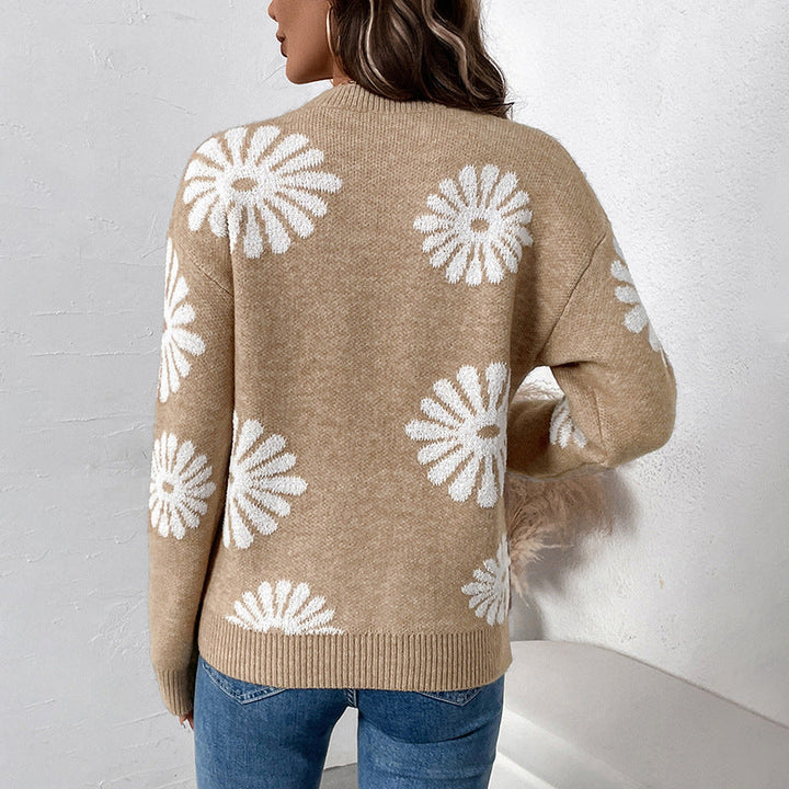 Detailansicht des Blumenmusters am Damen-Strickpullover