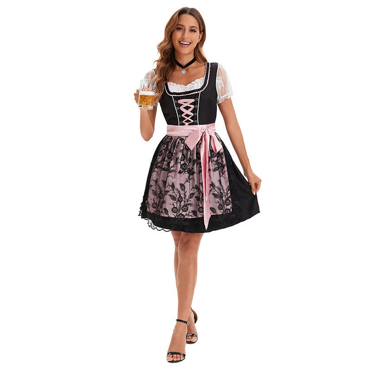 Kurzes Damen-Dirndl mit Korsett-Schnürung und Spitzen-Schürze von vorn