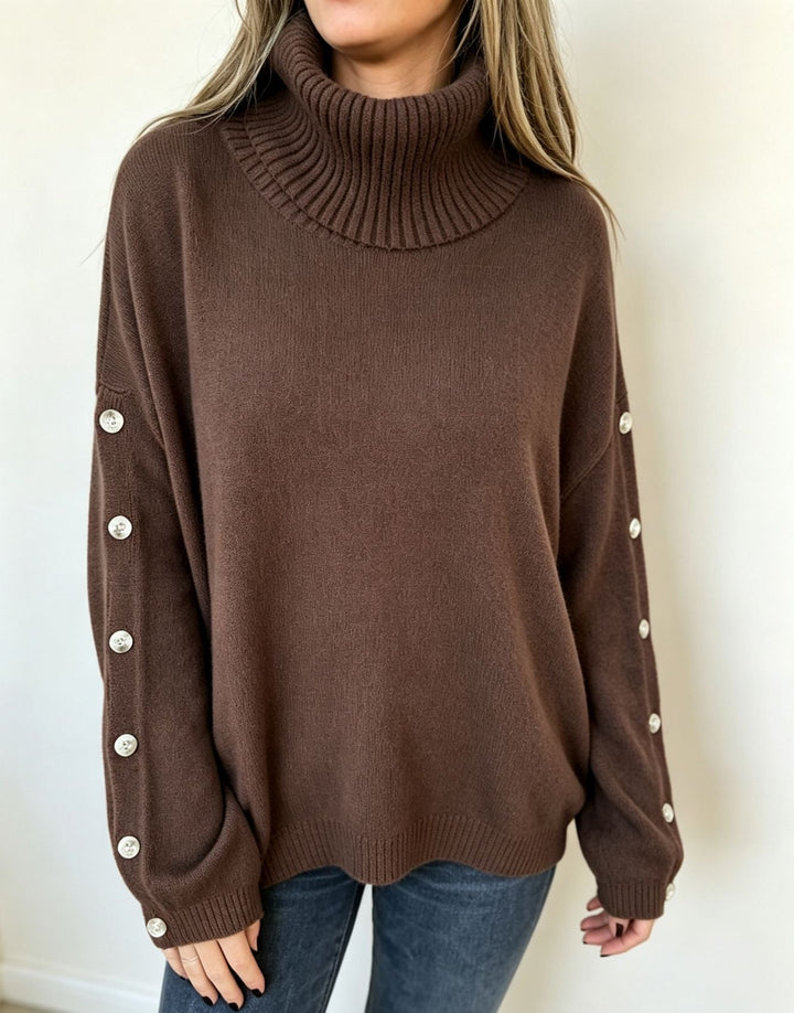 Seitenansicht des langärmligen Rollkragenpullovers mit Knopfdetails