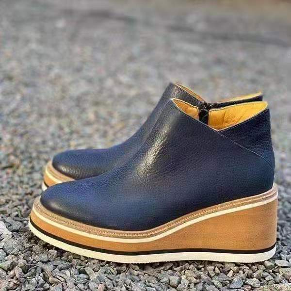 Seitliche Ansicht der Damen-Stiefelette mit Keilabsatz und Plateau