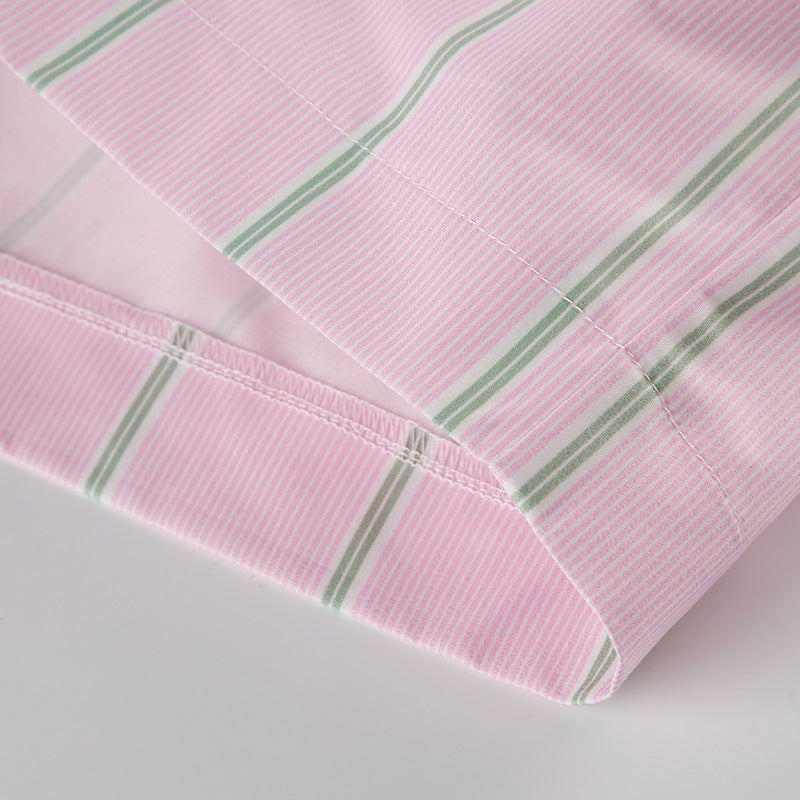 Detailaufnahme der Damen Shorts mit Streifen und bequemem Elastikbund