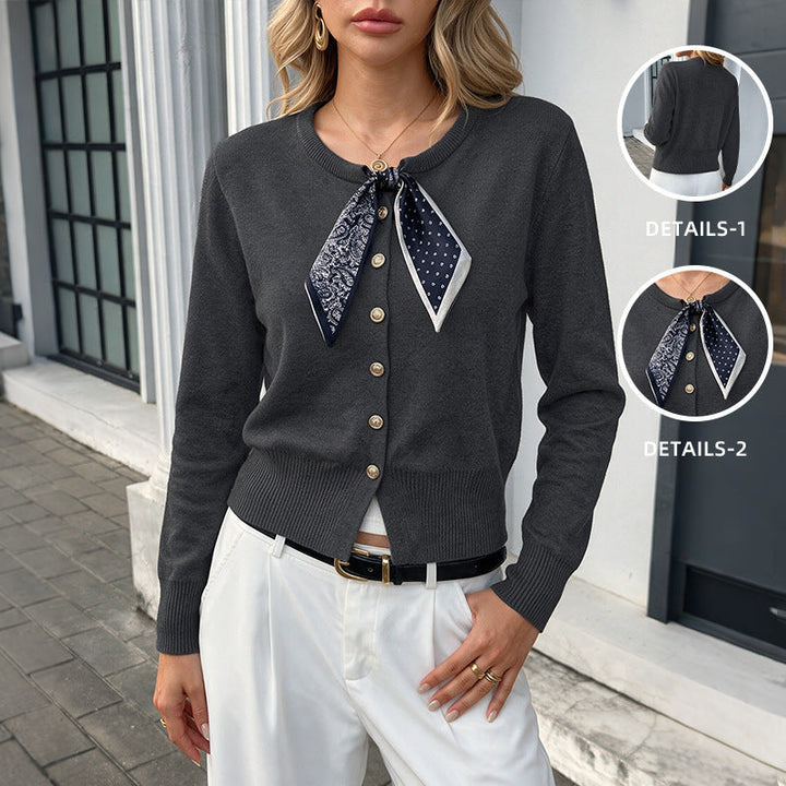Damen-Strickjacke mit geschlossener Knopfleiste und elegantem Seidenschal