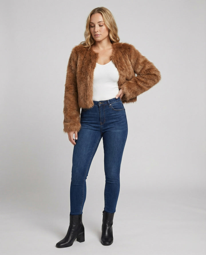 Flauschige Kurzjacke für Damen mit modernem Schnitt
