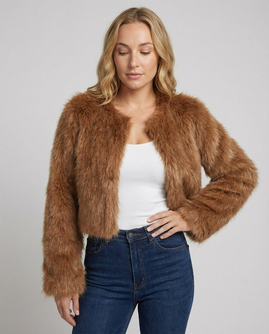 Damen-Kurzjacke aus flauschigem Stoff in der Vorderansicht