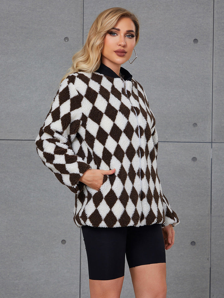 Rückansicht der flauschigen Damen-Steppjacke mit Karomuster