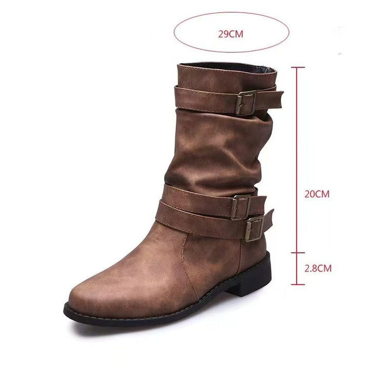 Nahaufnahme der dekorativen Schnallenriemen am Damenstiefel