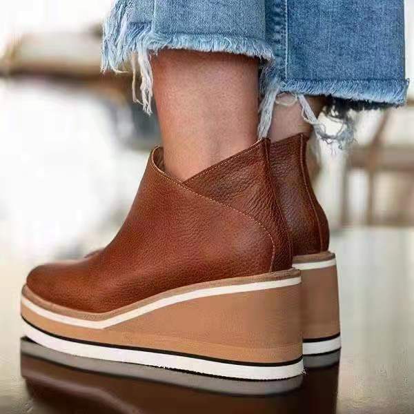 Rückansicht der Damen-Stiefelette mit Keilabsatz