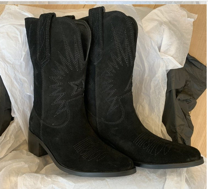 Nahaufnahme des oberen Schafts der Damen-Wildlederstiefel
