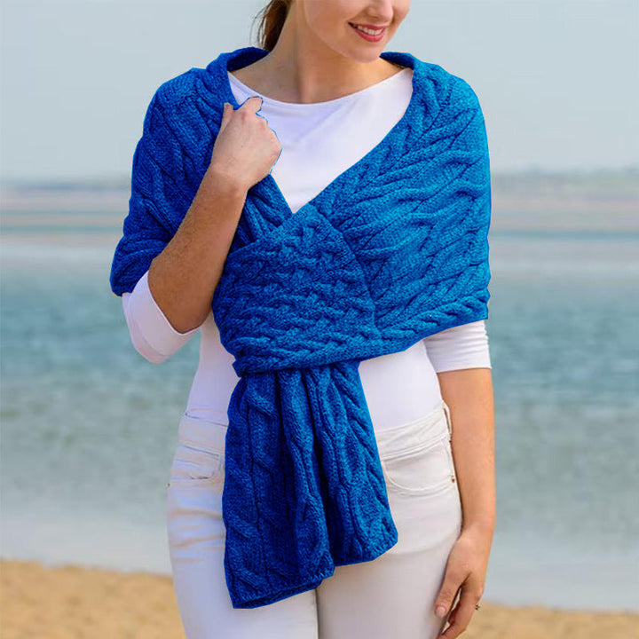 Detail der weichen Strickstruktur und des Zopfmusters