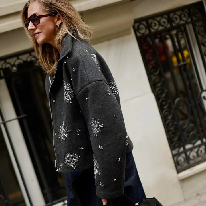 Elegante Pailletten-Steppjacke für Damen in einer stilvollen Gesamtansicht