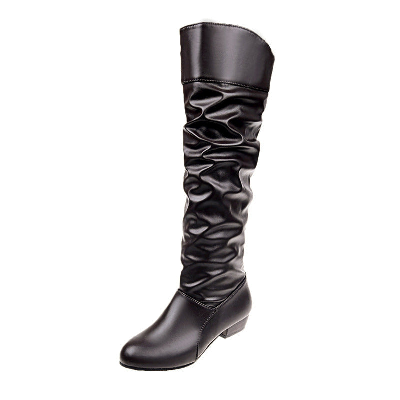 Rückansicht der knielangen Stiefel mit lockerem Schaft