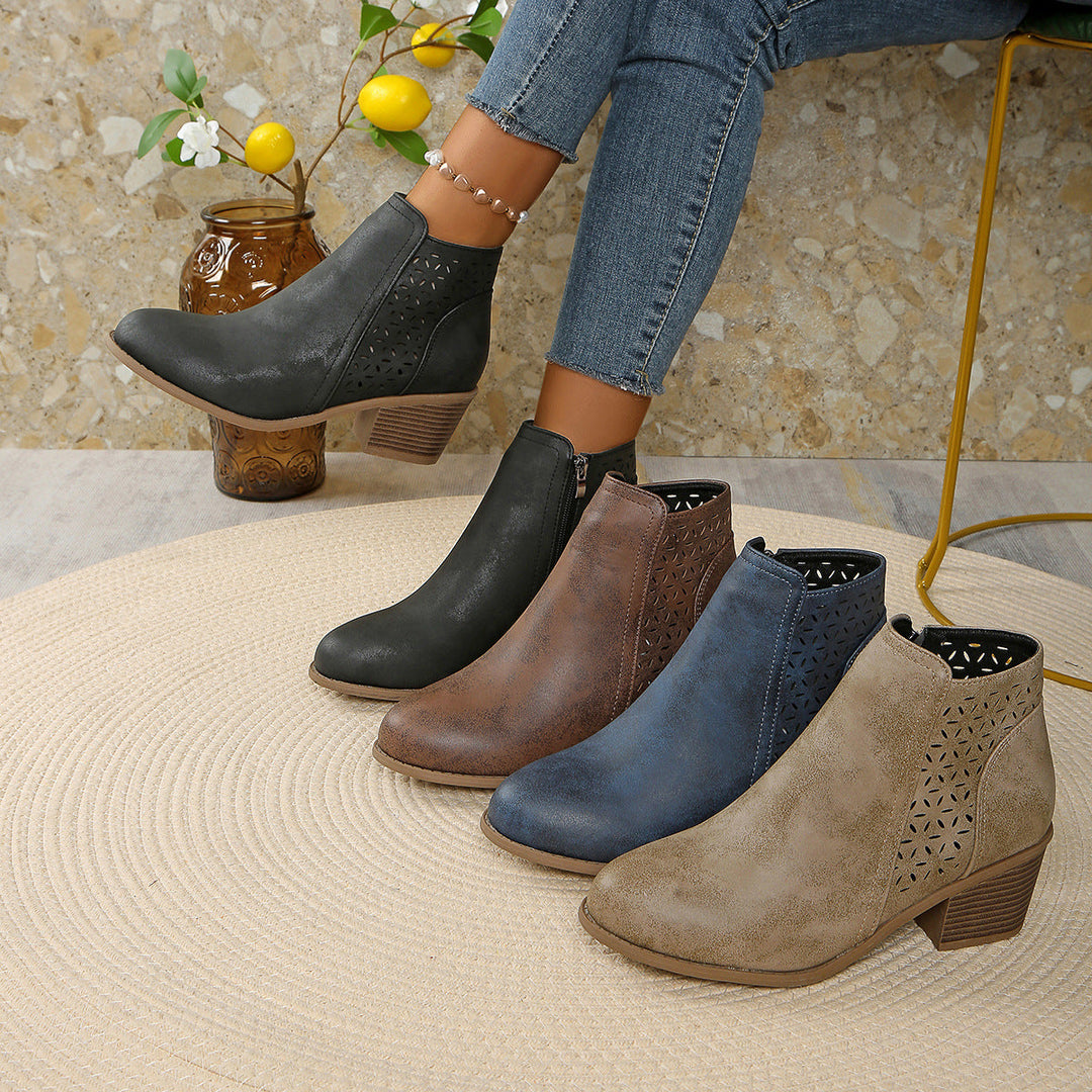 Damenstiefelette mit Lasercut-Details und mittelhohem Blockabsatz