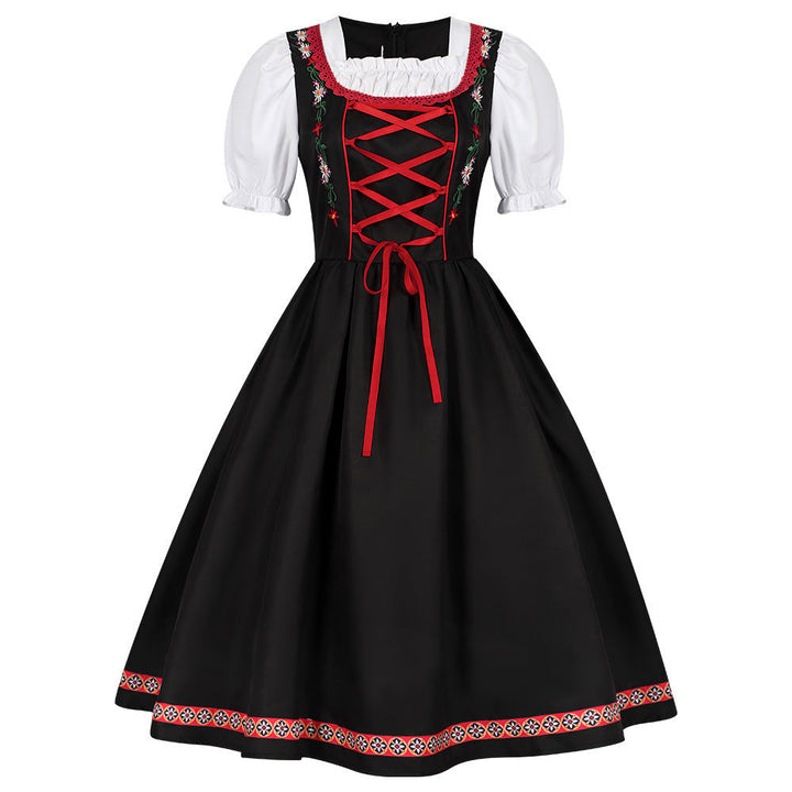Detailansicht des bestickten Mieders am Damen-Dirndl