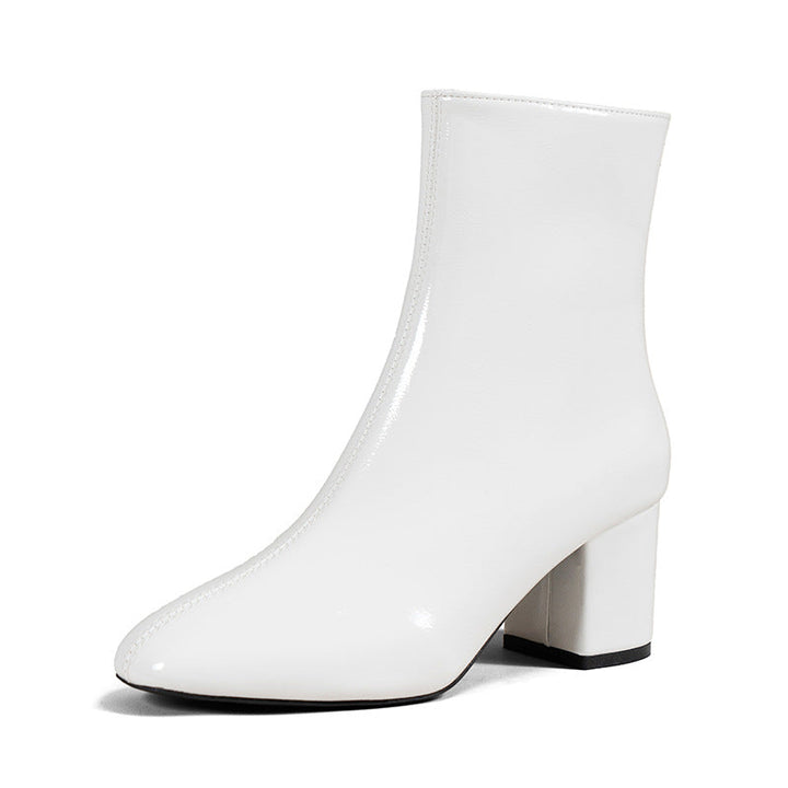 Seitenansicht weißer Damen-Stiefeletten mit eckiger Zehenpartie