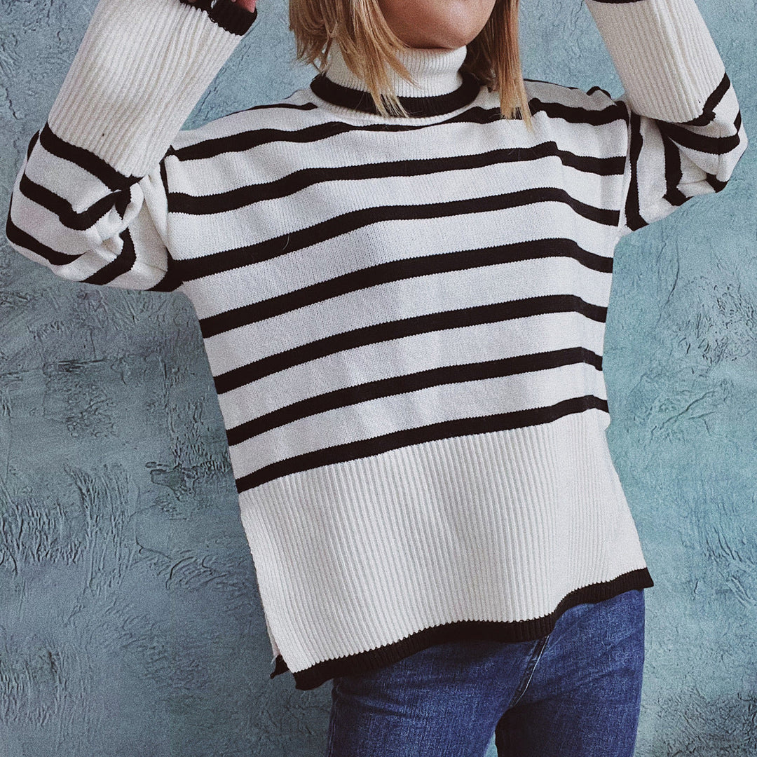Gestreifter Strickpullover als vielseitiger Alltagslook