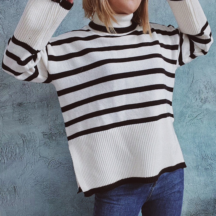 Gestreifter Strickpullover als vielseitiger Alltagslook