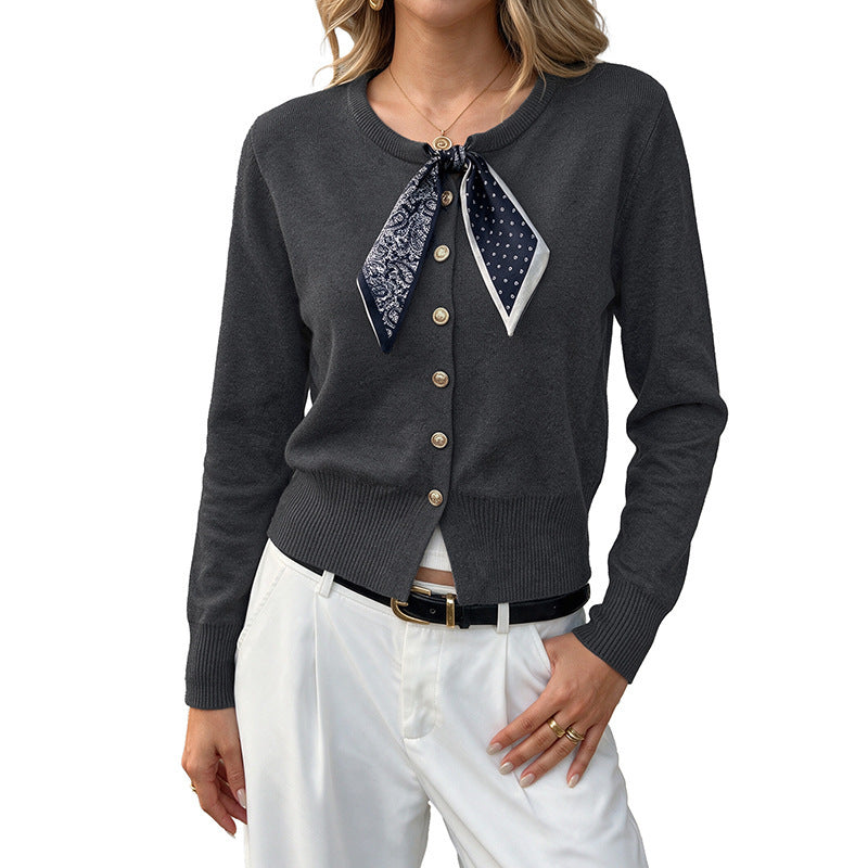 Damen-Strickjacke mit Seidenschal als vielseitiger Alltagslook