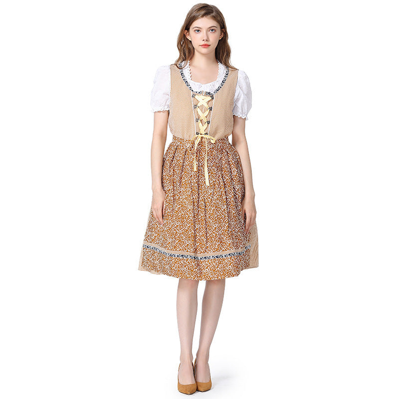 Traditionelles Damen-Dirndl mit dekorativer Spitzenbluse