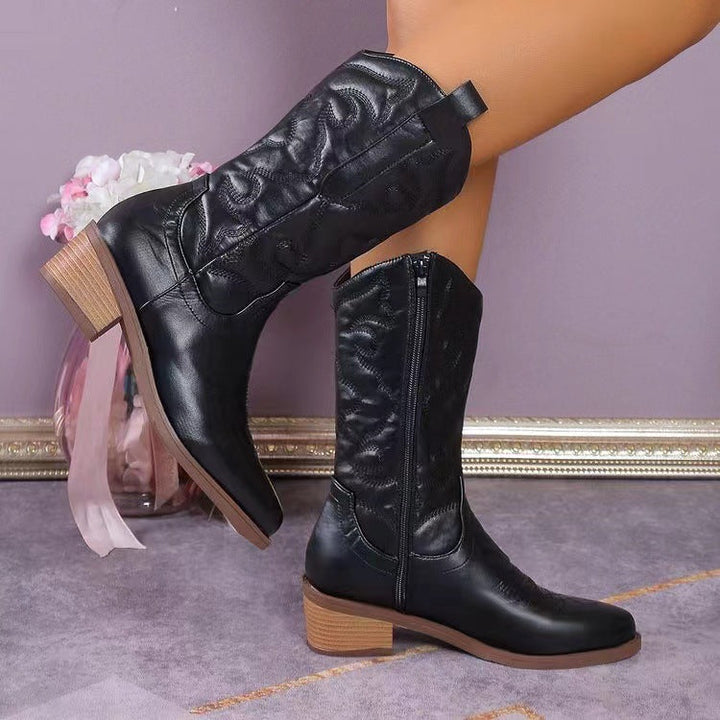 Nahaufnahme des mittelhohen Blockabsatzes der Cowboystiefel