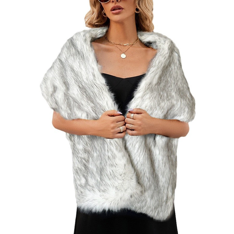 Eleganter Kunstfellschal als wärmendes Accessoire für die kühle Jahreszeit