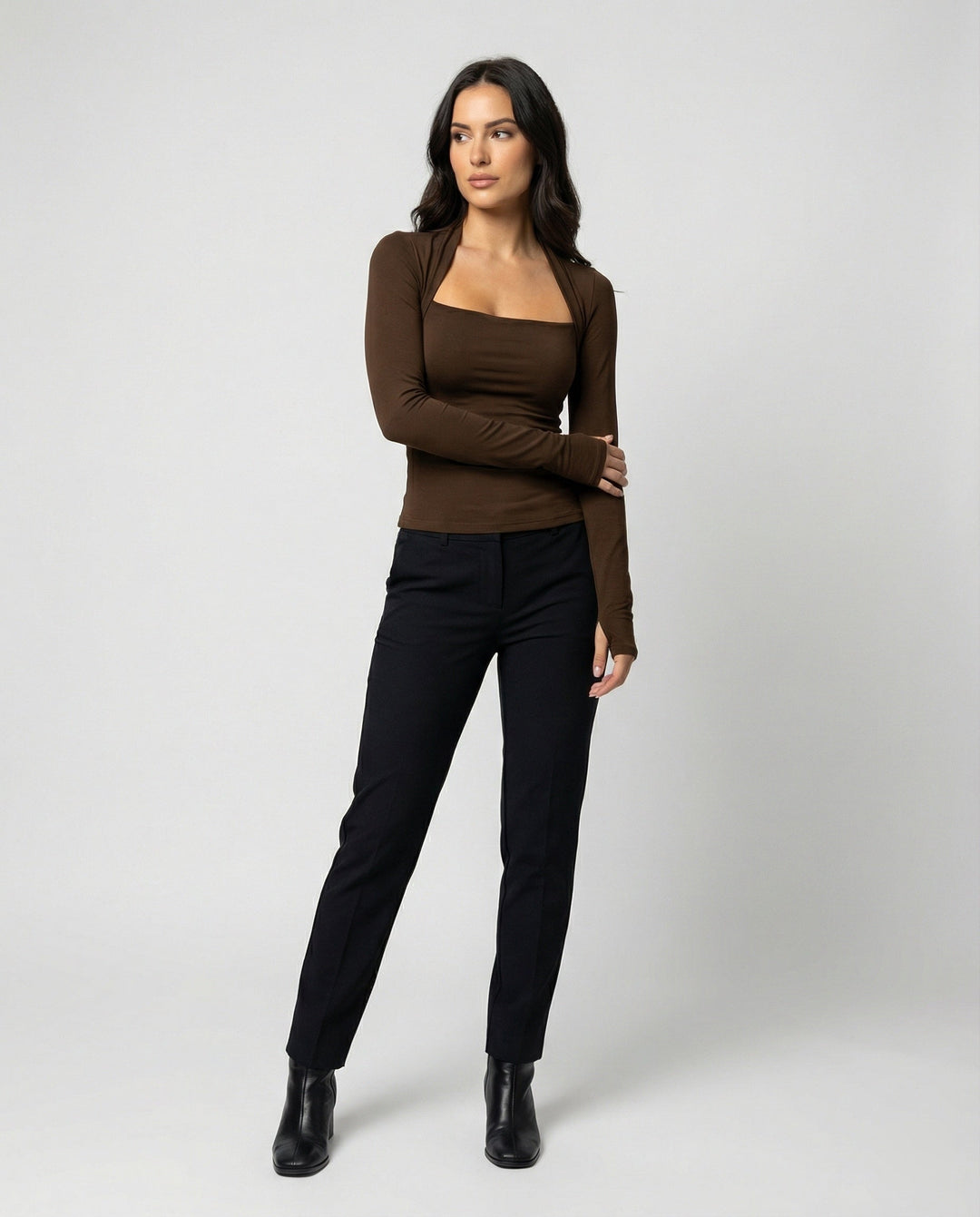 Schwarzes Slim-Fit-Langarmshirt für vielseitige Herbst-Looks