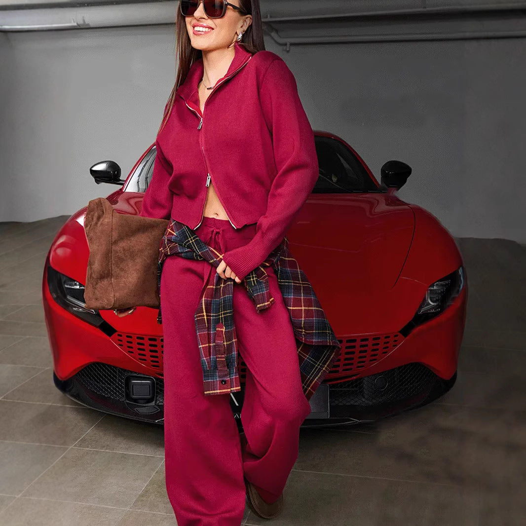 Weiter Ausschnitt und Reißverschluss am Cardigan des zweiteiligen Outfits