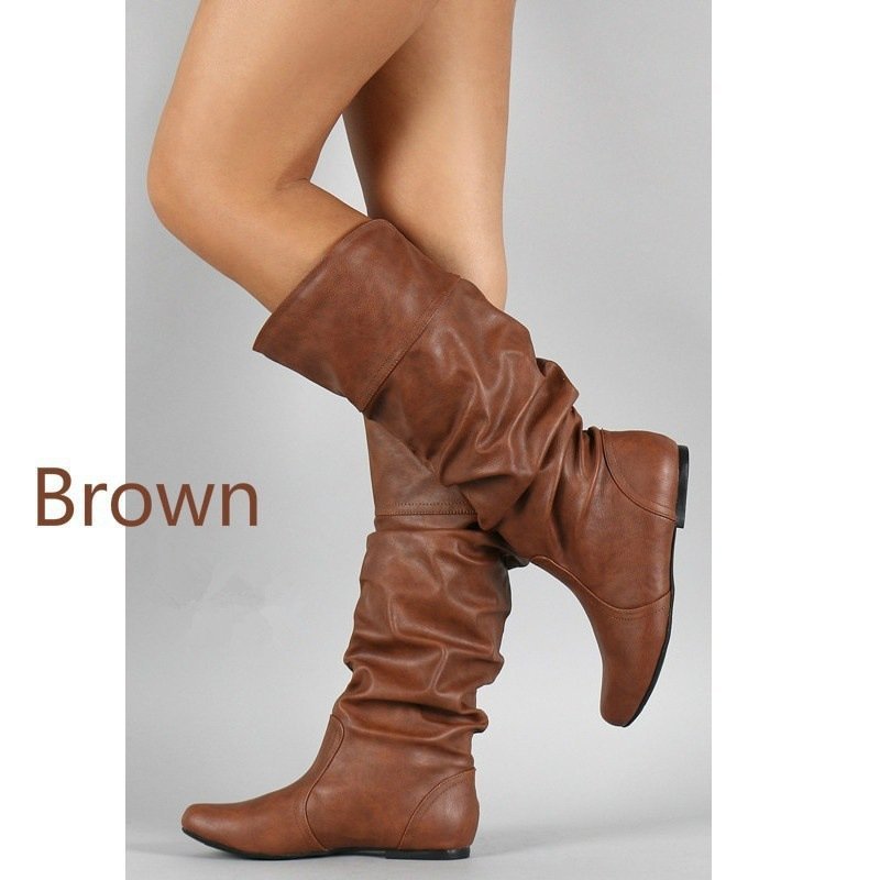 Paar kniehohe Slouchstiefel für bequeme Herbst- und Winterlooks