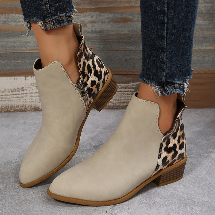 Seitenansicht der knöchelhohen Chelsea-Stiefeletten für Damen