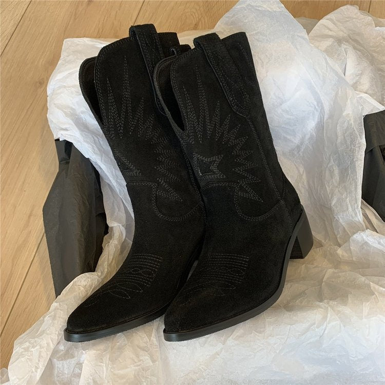 Seitenansicht der Damen-Westernstiefel aus Wildleder mit markantem Blockabsatz